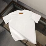 P75 💥 Louis vuitton/LV 路易威登 夏季新款圆领短袖T恤！270克重磅高端纯棉面料，手感质感都极完美！修身裁剪设计干净利落！时尚又好看！走线做工非常精致！版型效果超赞！而且透气性能超强！任何年龄阶段都可轻松驾驭，男士衣橱里必备的单品。 颜色： 米白 黑色 码数：M-3XL （下单请报身高体重）