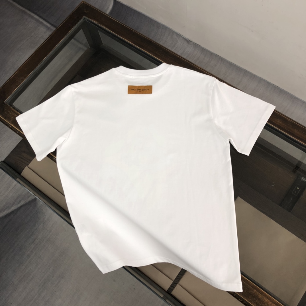P75 💥 Louis vuitton/LV 路易威登 夏季新款圆领短袖T恤！270克重磅高端纯棉面料，手感质感都极完美！修身裁剪设计干净利落！时尚又好看！走线做工非常精致！版型效果超赞！而且透气性能超强！任何年龄阶段都可轻松驾驭，男士衣橱里必备的单品。 颜色： 米白 黑色 码数：M-3XL （下单请报身高体重）