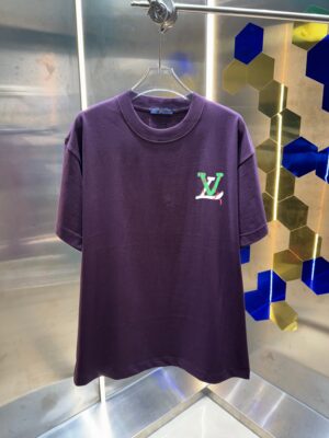 P70 Loui* 路易LV* 2026早春新款短袖T恤 重磅个性简约字母印花工艺 吊牌 领标 洗水唛 三标齐全 颜色：黑色 白色 杏色 紫色 码数：S M L XL XXL