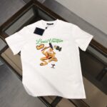 P75 💥 LV 夏季新款圆领短袖T恤！高端纯棉面料，手感质感都极完美！修身裁剪设计干净利落！时尚又好看！走线做工非常精致！版型效果超赞！而且透气性能超强！任何年龄阶段都可轻松驾驭，男士衣橱里必备的单品。 颜色： 白色 黑色 码数：M-3XL （下单请报身高体重）