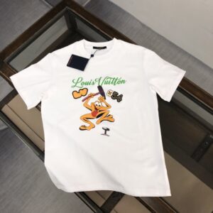 P75 💥 LV 夏季新款圆领短袖T恤！高端纯棉面料，手感质感都极完美！修身裁剪设计干净利落！时尚又好看！走线做工非常精致！版型效果超赞！而且透气性能超强！任何年龄阶段都可轻松驾驭，男士衣橱里必备的单品。 颜色： 白色 黑色 码数：M-3XL （下单请报身高体重）