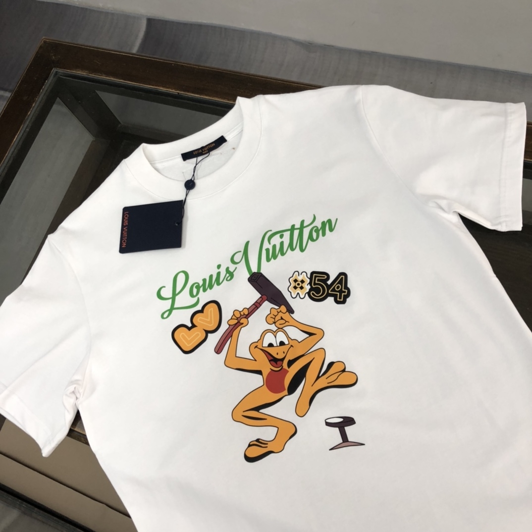 P75 💥 LV 夏季新款圆领短袖T恤！高端纯棉面料，手感质感都极完美！修身裁剪设计干净利落！时尚又好看！走线做工非常精致！版型效果超赞！而且透气性能超强！任何年龄阶段都可轻松驾驭，男士衣橱里必备的单品。 颜色： 白色 黑色 码数：M-3XL （下单请报身高体重）
