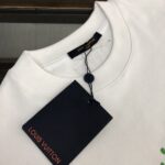 P75 💥 LV 夏季新款圆领短袖T恤！高端纯棉面料，手感质感都极完美！修身裁剪设计干净利落！时尚又好看！走线做工非常精致！版型效果超赞！而且透气性能超强！任何年龄阶段都可轻松驾驭，男士衣橱里必备的单品。 颜色： 白色 黑色 码数：M-3XL （下单请报身高体重）