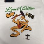 P75 💥 LV 夏季新款圆领短袖T恤！高端纯棉面料，手感质感都极完美！修身裁剪设计干净利落！时尚又好看！走线做工非常精致！版型效果超赞！而且透气性能超强！任何年龄阶段都可轻松驾驭，男士衣橱里必备的单品。 颜色： 白色 黑色 码数：M-3XL （下单请报身高体重）