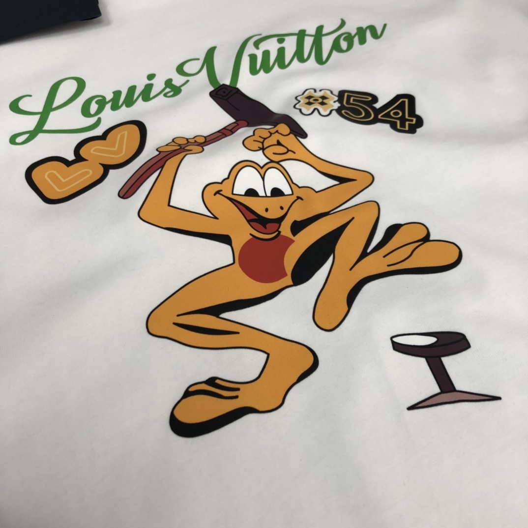 P75 💥 LV 夏季新款圆领短袖T恤！高端纯棉面料，手感质感都极完美！修身裁剪设计干净利落！时尚又好看！走线做工非常精致！版型效果超赞！而且透气性能超强！任何年龄阶段都可轻松驾驭，男士衣橱里必备的单品。 颜色： 白色 黑色 码数：M-3XL （下单请报身高体重）