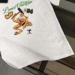 P75 💥 LV 夏季新款圆领短袖T恤！高端纯棉面料，手感质感都极完美！修身裁剪设计干净利落！时尚又好看！走线做工非常精致！版型效果超赞！而且透气性能超强！任何年龄阶段都可轻松驾驭，男士衣橱里必备的单品。 颜色： 白色 黑色 码数：M-3XL （下单请报身高体重）