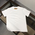 P75 💥 LV 夏季新款圆领短袖T恤！高端纯棉面料，手感质感都极完美！修身裁剪设计干净利落！时尚又好看！走线做工非常精致！版型效果超赞！而且透气性能超强！任何年龄阶段都可轻松驾驭，男士衣橱里必备的单品。 颜色： 白色 黑色 码数：M-3XL （下单请报身高体重）