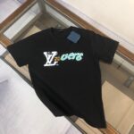P75 💥 LV 夏季新款圆领短袖T恤！270克重磅高端纯棉面料，手感质感都极完美！修身裁剪设计干净利落！时尚又好看！走线做工非常精致！版型效果超赞！而且透气性能超强！任何年龄阶段都可轻松驾驭，男士衣橱里必备的单品。 颜色： 米白 黑色 码数：M-3XL （下单请报身高体重）