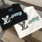 P75 💥 LV 夏季新款圆领短袖T恤！270克重磅高端纯棉面料，手感质感都极完美！修身裁剪设计干净利落！时尚又好看！走线做工非常精致！版型效果超赞！而且透气性能超强！任何年龄阶段都可轻松驾驭，男士衣橱里必备的单品。 颜色： 米白 黑色 码数：M-3XL （下单请报身高体重）