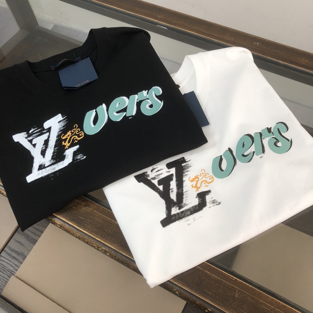 P75 💥 LV 夏季新款圆领短袖T恤！270克重磅高端纯棉面料，手感质感都极完美！修身裁剪设计干净利落！时尚又好看！走线做工非常精致！版型效果超赞！而且透气性能超强！任何年龄阶段都可轻松驾驭，男士衣橱里必备的单品。 颜色： 米白 黑色 码数：M-3XL （下单请报身高体重）