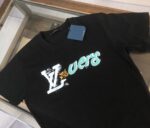 P75 💥 LV 夏季新款圆领短袖T恤！270克重磅高端纯棉面料，手感质感都极完美！修身裁剪设计干净利落！时尚又好看！走线做工非常精致！版型效果超赞！而且透气性能超强！任何年龄阶段都可轻松驾驭，男士衣橱里必备的单品。 颜色： 米白 黑色 码数：M-3XL （下单请报身高体重）