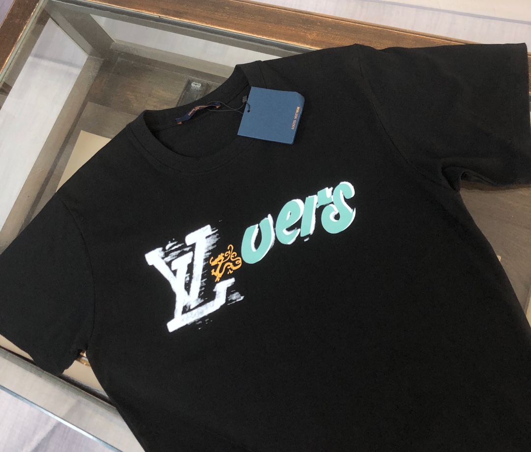 P75 💥 LV 夏季新款圆领短袖T恤！270克重磅高端纯棉面料，手感质感都极完美！修身裁剪设计干净利落！时尚又好看！走线做工非常精致！版型效果超赞！而且透气性能超强！任何年龄阶段都可轻松驾驭，男士衣橱里必备的单品。 颜色： 米白 黑色 码数：M-3XL （下单请报身高体重）