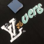 P75 💥 LV 夏季新款圆领短袖T恤！270克重磅高端纯棉面料，手感质感都极完美！修身裁剪设计干净利落！时尚又好看！走线做工非常精致！版型效果超赞！而且透气性能超强！任何年龄阶段都可轻松驾驭，男士衣橱里必备的单品。 颜色： 米白 黑色 码数：M-3XL （下单请报身高体重）
