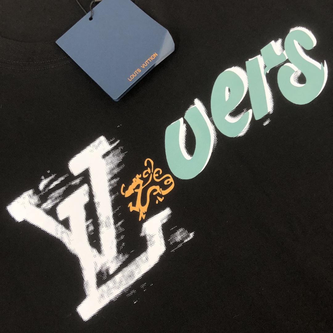 P75 💥 LV 夏季新款圆领短袖T恤！270克重磅高端纯棉面料，手感质感都极完美！修身裁剪设计干净利落！时尚又好看！走线做工非常精致！版型效果超赞！而且透气性能超强！任何年龄阶段都可轻松驾驭，男士衣橱里必备的单品。 颜色： 米白 黑色 码数：M-3XL （下单请报身高体重）
