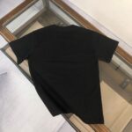 P75 💥 LV 夏季新款圆领短袖T恤！270克重磅高端纯棉面料，手感质感都极完美！修身裁剪设计干净利落！时尚又好看！走线做工非常精致！版型效果超赞！而且透气性能超强！任何年龄阶段都可轻松驾驭，男士衣橱里必备的单品。 颜色： 米白 黑色 码数：M-3XL （下单请报身高体重）
