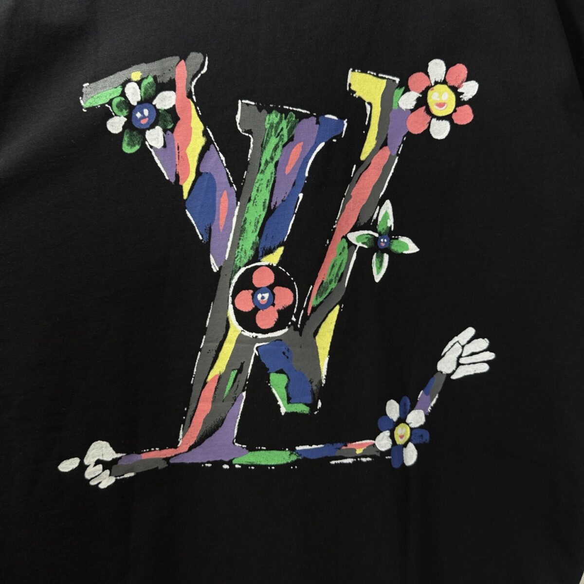 weigou_179279_10_27410e03c5 P70 款号TM1119 LV 路易威登胸口小花后背 logo 印花圆领短袖 面料:280 克32支双纱纯棉面料 工艺:重工精梳棉 螺纹同缸同色 整体不会有色差 当下热度爆款 男女情侣款 定制原版一致辅料 三标齐全 os宽松版型 最大可穿到200斤左右 颜色:黑色 白色 尺码:S M L XL