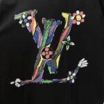 weigou_179279_10_27410e03c5 P70 款号TM1119 LV 路易威登胸口小花后背 logo 印花圆领短袖 面料:280 克32支双纱纯棉面料 工艺:重工精梳棉 螺纹同缸同色 整体不会有色差 当下热度爆款 男女情侣款 定制原版一致辅料 三标齐全 os宽松版型 最大可穿到200斤左右 颜色:黑色 白色 尺码:S M L XL