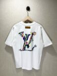 weigou_179279_1_73738182db P70 款号TM1119 LV 路易威登胸口小花后背 logo 印花圆领短袖 面料:280 克32支双纱纯棉面料 工艺:重工精梳棉 螺纹同缸同色 整体不会有色差 当下热度爆款 男女情侣款 定制原版一致辅料 三标齐全 os宽松版型 最大可穿到200斤左右 颜色:黑色 白色 尺码:S M L XL