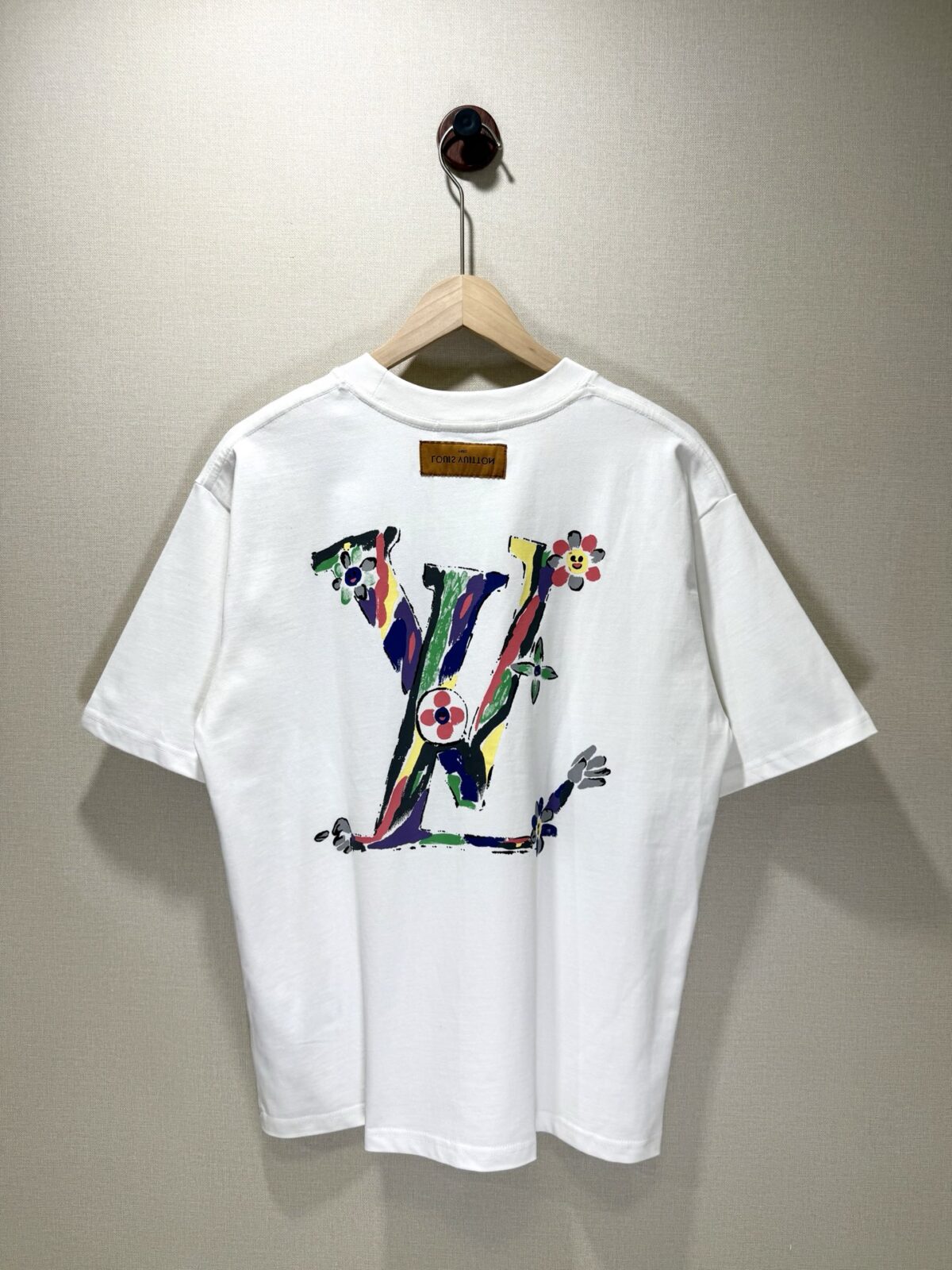 weigou_179279_1_73738182db P70 款号TM1119 LV 路易威登胸口小花后背 logo 印花圆领短袖 面料:280 克32支双纱纯棉面料 工艺:重工精梳棉 螺纹同缸同色 整体不会有色差 当下热度爆款 男女情侣款 定制原版一致辅料 三标齐全 os宽松版型 最大可穿到200斤左右 颜色:黑色 白色 尺码:S M L XL