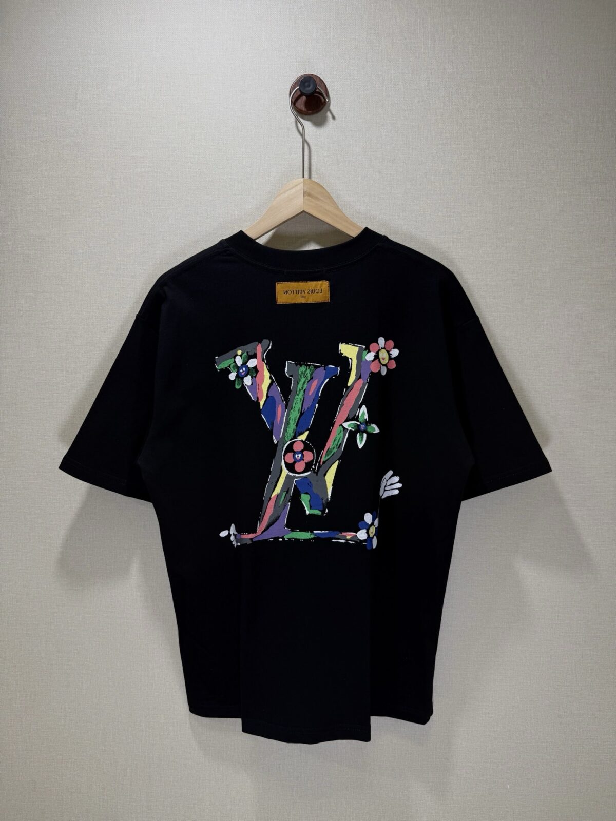 weigou_179279_3_c0735e634d P70 款号TM1119 LV 路易威登胸口小花后背 logo 印花圆领短袖 面料:280 克32支双纱纯棉面料 工艺:重工精梳棉 螺纹同缸同色 整体不会有色差 当下热度爆款 男女情侣款 定制原版一致辅料 三标齐全 os宽松版型 最大可穿到200斤左右 颜色:黑色 白色 尺码:S M L XL
