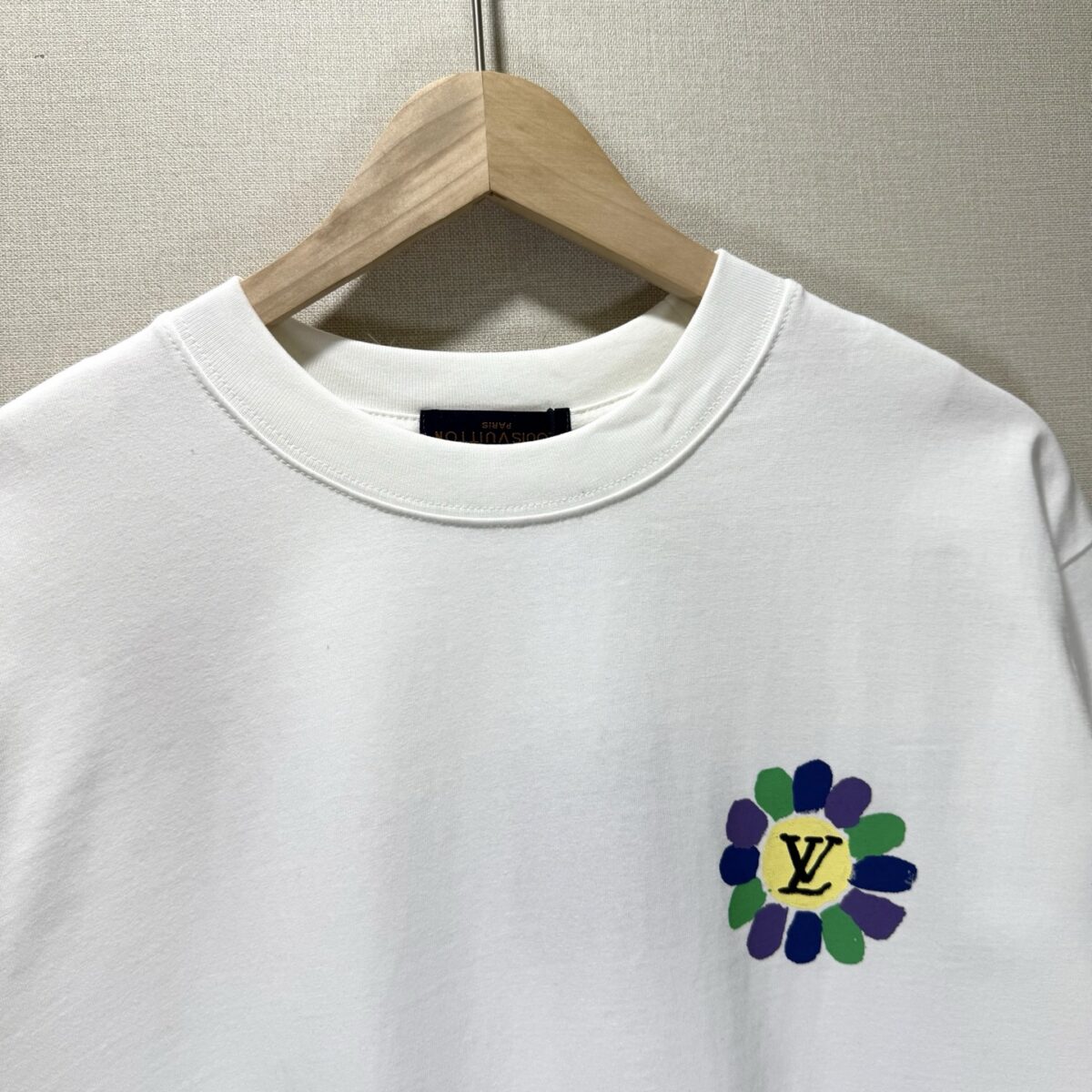 weigou_179279_4_b12dd38acb P70 款号TM1119 LV 路易威登胸口小花后背 logo 印花圆领短袖 面料:280 克32支双纱纯棉面料 工艺:重工精梳棉 螺纹同缸同色 整体不会有色差 当下热度爆款 男女情侣款 定制原版一致辅料 三标齐全 os宽松版型 最大可穿到200斤左右 颜色:黑色 白色 尺码:S M L XL