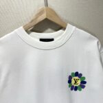 weigou_179279_4_b12dd38acb P70 款号TM1119 LV 路易威登胸口小花后背 logo 印花圆领短袖 面料:280 克32支双纱纯棉面料 工艺:重工精梳棉 螺纹同缸同色 整体不会有色差 当下热度爆款 男女情侣款 定制原版一致辅料 三标齐全 os宽松版型 最大可穿到200斤左右 颜色:黑色 白色 尺码:S M L XL