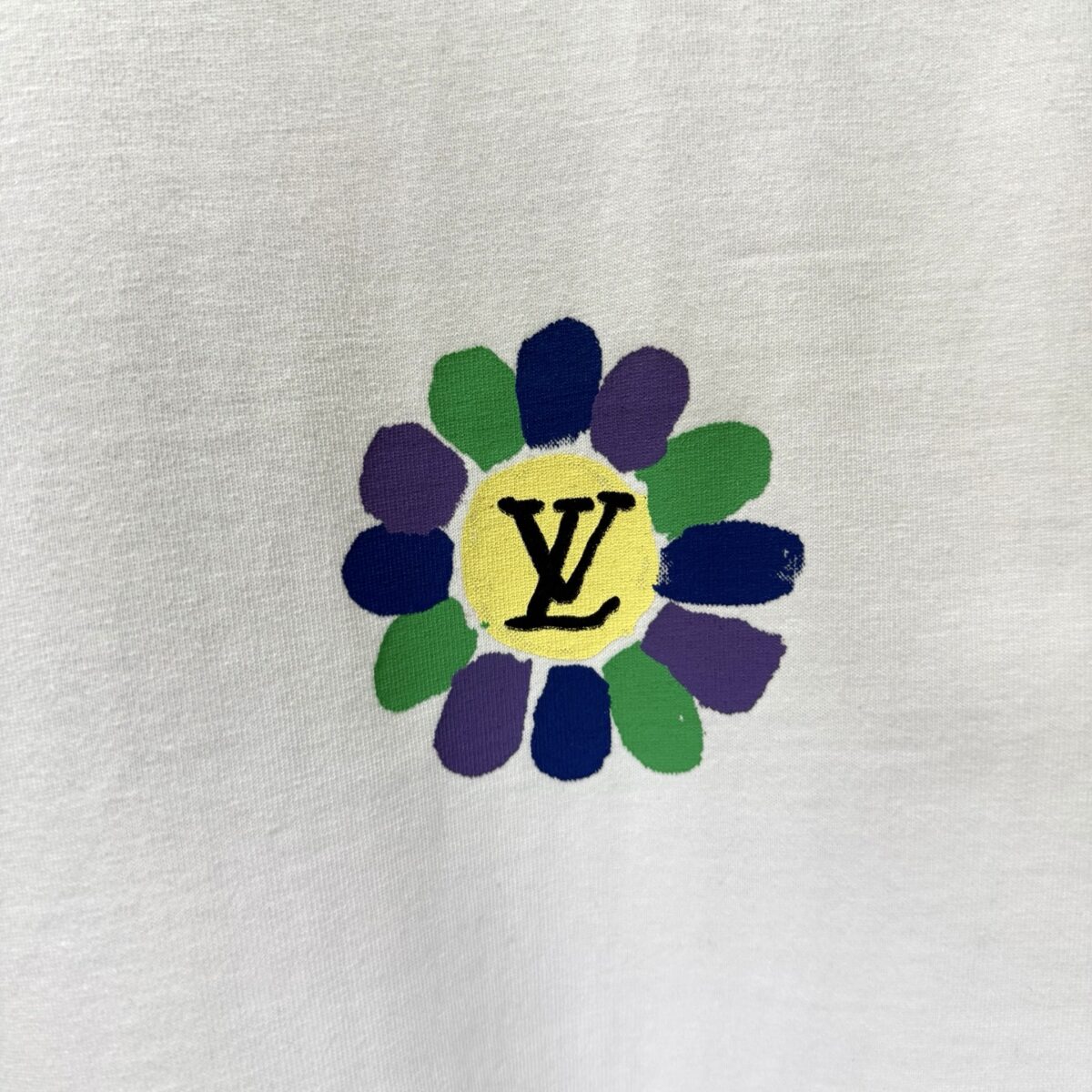 weigou_179279_6_9888a2a018 P70 款号TM1119 LV 路易威登胸口小花后背 logo 印花圆领短袖 面料:280 克32支双纱纯棉面料 工艺:重工精梳棉 螺纹同缸同色 整体不会有色差 当下热度爆款 男女情侣款 定制原版一致辅料 三标齐全 os宽松版型 最大可穿到200斤左右 颜色:黑色 白色 尺码:S M L XL