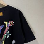 weigou_179279_9_59671e640b P70 款号TM1119 LV 路易威登胸口小花后背 logo 印花圆领短袖 面料:280 克32支双纱纯棉面料 工艺:重工精梳棉 螺纹同缸同色 整体不会有色差 当下热度爆款 男女情侣款 定制原版一致辅料 三标齐全 os宽松版型 最大可穿到200斤左右 颜色:黑色 白色 尺码:S M L XL