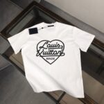 weigou_179304_0_b511f0fe45 P75 💥 Louis vuitton/LV 路易威登 夏季新款圆领短袖T恤!270克重磅高端纯棉面料,手感质感都极完美!修身裁剪设计干净利落!时尚又好看!走线做工非常精致!版型效果超赞!而且透气性能超强!任何年龄阶段都可轻松驾驭,男士衣橱里必备的单品。 颜色: 米白 黑色 码数:M-3XL (下单请报身高体重)
