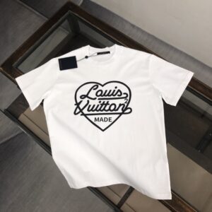 P75 💥 Louis vuitton/LV 路易威登 夏季新款圆领短袖T恤！270克重磅高端纯棉面料，手感质感都极完美！修身裁剪设计干净利落！时尚又好看！走线做工非常精致！版型效果超赞！而且透气性能超强！任何年龄阶段都可轻松驾驭，男士衣橱里必备的单品。 颜色： 米白 黑色 码数：M-3XL （下单请报身高体重）