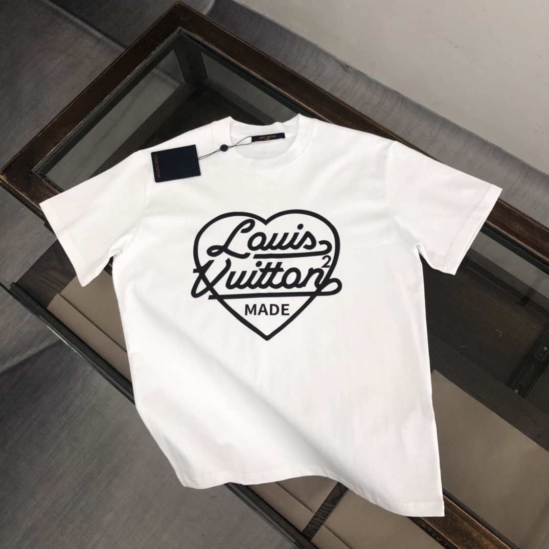 weigou_179304_0_b511f0fe45 P75 💥 Louis vuitton/LV 路易威登 夏季新款圆领短袖T恤!270克重磅高端纯棉面料,手感质感都极完美!修身裁剪设计干净利落!时尚又好看!走线做工非常精致!版型效果超赞!而且透气性能超强!任何年龄阶段都可轻松驾驭,男士衣橱里必备的单品。 颜色: 米白 黑色 码数:M-3XL (下单请报身高体重)
