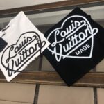 weigou_179304_1_93835e658d P75 💥 Louis vuitton/LV 路易威登 夏季新款圆领短袖T恤!270克重磅高端纯棉面料,手感质感都极完美!修身裁剪设计干净利落!时尚又好看!走线做工非常精致!版型效果超赞!而且透气性能超强!任何年龄阶段都可轻松驾驭,男士衣橱里必备的单品。 颜色: 米白 黑色 码数:M-3XL (下单请报身高体重)