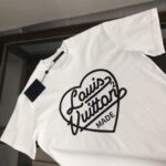 weigou_179304_2_9693580bd2 P75 💥 Louis vuitton/LV 路易威登 夏季新款圆领短袖T恤!270克重磅高端纯棉面料,手感质感都极完美!修身裁剪设计干净利落!时尚又好看!走线做工非常精致!版型效果超赞!而且透气性能超强!任何年龄阶段都可轻松驾驭,男士衣橱里必备的单品。 颜色: 米白 黑色 码数:M-3XL (下单请报身高体重)