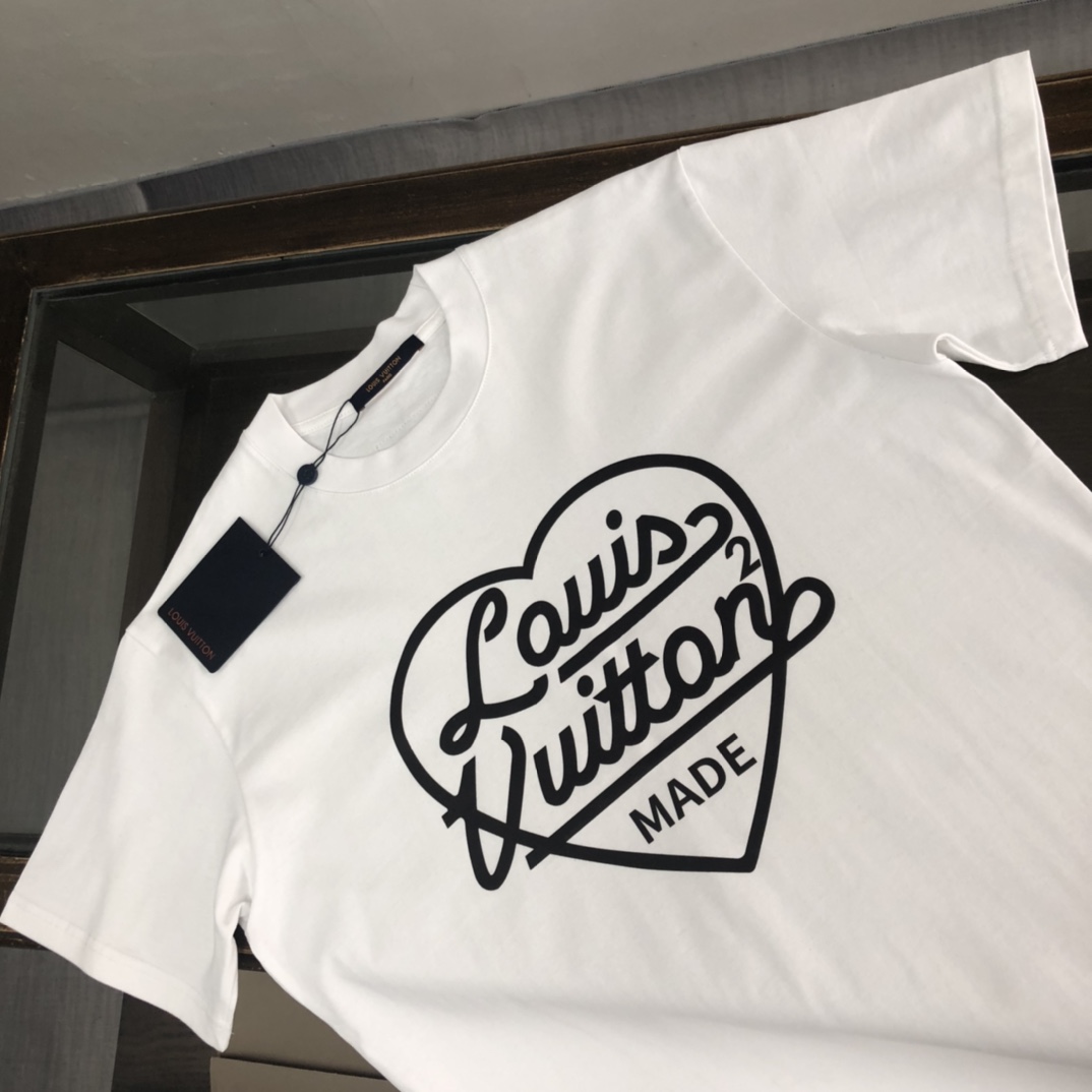 weigou_179304_2_9693580bd2 P75 💥 Louis vuitton/LV 路易威登 夏季新款圆领短袖T恤!270克重磅高端纯棉面料,手感质感都极完美!修身裁剪设计干净利落!时尚又好看!走线做工非常精致!版型效果超赞!而且透气性能超强!任何年龄阶段都可轻松驾驭,男士衣橱里必备的单品。 颜色: 米白 黑色 码数:M-3XL (下单请报身高体重)