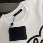 weigou_179304_3_61a353e56e P75 💥 Louis vuitton/LV 路易威登 夏季新款圆领短袖T恤!270克重磅高端纯棉面料,手感质感都极完美!修身裁剪设计干净利落!时尚又好看!走线做工非常精致!版型效果超赞!而且透气性能超强!任何年龄阶段都可轻松驾驭,男士衣橱里必备的单品。 颜色: 米白 黑色 码数:M-3XL (下单请报身高体重)