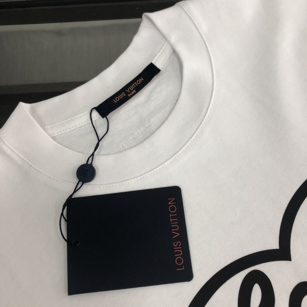 weigou_179304_3_61a353e56e P75 💥 Louis vuitton/LV 路易威登 夏季新款圆领短袖T恤!270克重磅高端纯棉面料,手感质感都极完美!修身裁剪设计干净利落!时尚又好看!走线做工非常精致!版型效果超赞!而且透气性能超强!任何年龄阶段都可轻松驾驭,男士衣橱里必备的单品。 颜色: 米白 黑色 码数:M-3XL (下单请报身高体重)