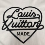 weigou_179304_4_1284be4cad P75 💥 Louis vuitton/LV 路易威登 夏季新款圆领短袖T恤!270克重磅高端纯棉面料,手感质感都极完美!修身裁剪设计干净利落!时尚又好看!走线做工非常精致!版型效果超赞!而且透气性能超强!任何年龄阶段都可轻松驾驭,男士衣橱里必备的单品。 颜色: 米白 黑色 码数:M-3XL (下单请报身高体重)
