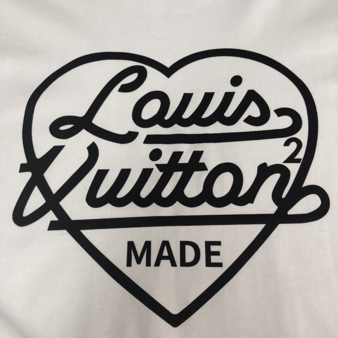 weigou_179304_4_1284be4cad P75 💥 Louis vuitton/LV 路易威登 夏季新款圆领短袖T恤!270克重磅高端纯棉面料,手感质感都极完美!修身裁剪设计干净利落!时尚又好看!走线做工非常精致!版型效果超赞!而且透气性能超强!任何年龄阶段都可轻松驾驭,男士衣橱里必备的单品。 颜色: 米白 黑色 码数:M-3XL (下单请报身高体重)