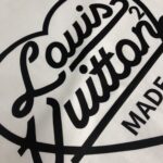 weigou_179304_5_11f91011b6 P75 💥 Louis vuitton/LV 路易威登 夏季新款圆领短袖T恤!270克重磅高端纯棉面料,手感质感都极完美!修身裁剪设计干净利落!时尚又好看!走线做工非常精致!版型效果超赞!而且透气性能超强!任何年龄阶段都可轻松驾驭,男士衣橱里必备的单品。 颜色: 米白 黑色 码数:M-3XL (下单请报身高体重)