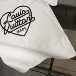 weigou_179304_6_7449345675 P75 💥 Louis vuitton/LV 路易威登 夏季新款圆领短袖T恤!270克重磅高端纯棉面料,手感质感都极完美!修身裁剪设计干净利落!时尚又好看!走线做工非常精致!版型效果超赞!而且透气性能超强!任何年龄阶段都可轻松驾驭,男士衣橱里必备的单品。 颜色: 米白 黑色 码数:M-3XL (下单请报身高体重)