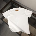 weigou_179304_7_db62ee4a0a P75 💥 Louis vuitton/LV 路易威登 夏季新款圆领短袖T恤!270克重磅高端纯棉面料,手感质感都极完美!修身裁剪设计干净利落!时尚又好看!走线做工非常精致!版型效果超赞!而且透气性能超强!任何年龄阶段都可轻松驾驭,男士衣橱里必备的单品。 颜色: 米白 黑色 码数:M-3XL (下单请报身高体重)