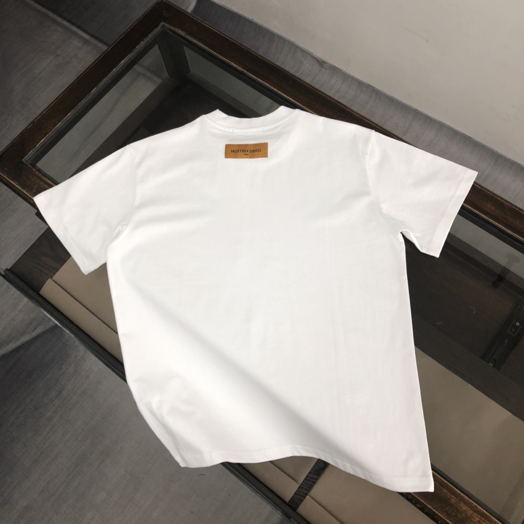 weigou_179304_7_db62ee4a0a P75 💥 Louis vuitton/LV 路易威登 夏季新款圆领短袖T恤!270克重磅高端纯棉面料,手感质感都极完美!修身裁剪设计干净利落!时尚又好看!走线做工非常精致!版型效果超赞!而且透气性能超强!任何年龄阶段都可轻松驾驭,男士衣橱里必备的单品。 颜色: 米白 黑色 码数:M-3XL (下单请报身高体重)
