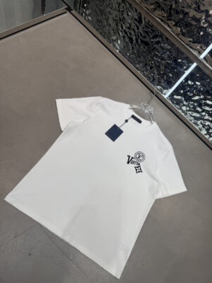 P75 LV 2026春夏短袖 舒弹冰感棉新款短袖T 版型：常规修身版型 面料优点：舒适 微弹 冰感 挺拔 不缩水 码数：M-XXXL（只有黑白）