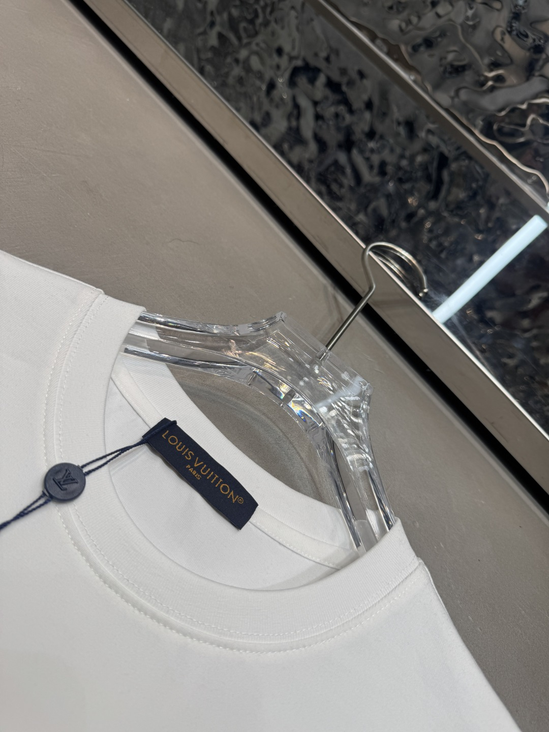 P75 LV 2026春夏短袖 舒弹冰感棉新款短袖T 版型：常规修身版型 面料优点：舒适 微弹 冰感 挺拔 不缩水 码数：M-XXXL（只有黑白）