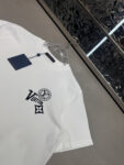 P75 LV 2026春夏短袖 舒弹冰感棉新款短袖T 版型：常规修身版型 面料优点：舒适 微弹 冰感 挺拔 不缩水 码数：M-XXXL（只有黑白）