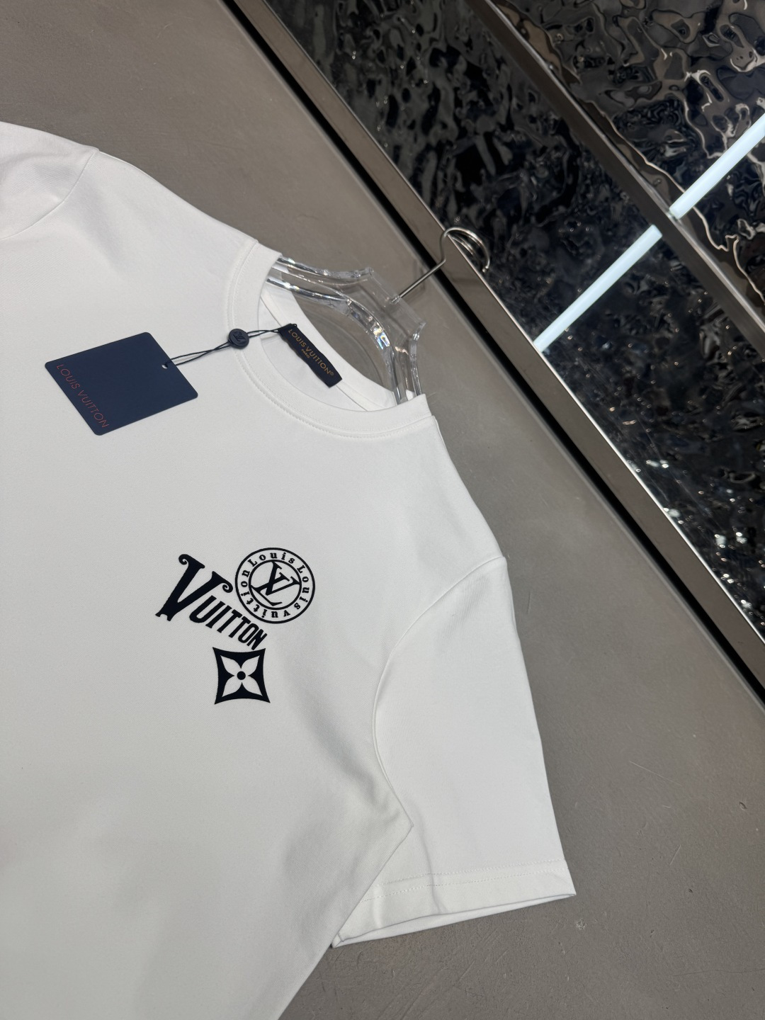 P75 LV 2026春夏短袖 舒弹冰感棉新款短袖T 版型：常规修身版型 面料优点：舒适 微弹 冰感 挺拔 不缩水 码数：M-XXXL（只有黑白）