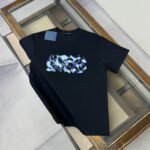 weigou_179349_0_3d85ff6fba P75 D✨Louis vuitton/LV 路易威登 26SS最新款短袖T恤,绝对的顶级爆款,胸前立体印花logo图案精美,细节处处动人,非常独特的设计,大气,简约,基础,耐看,但又独具风格,结合了一款优质短袖的所有特点,百搭有型,轻松的就能营造各种风格!黄金比例的衣身裁剪设计,客供定制面料,亲肤透气,非常享受的穿着感,让人一看便觉得非常的高级不凡! 颜色:黑色 白色 码数:M L XL XXL XXXL(下单请报身高体重!)