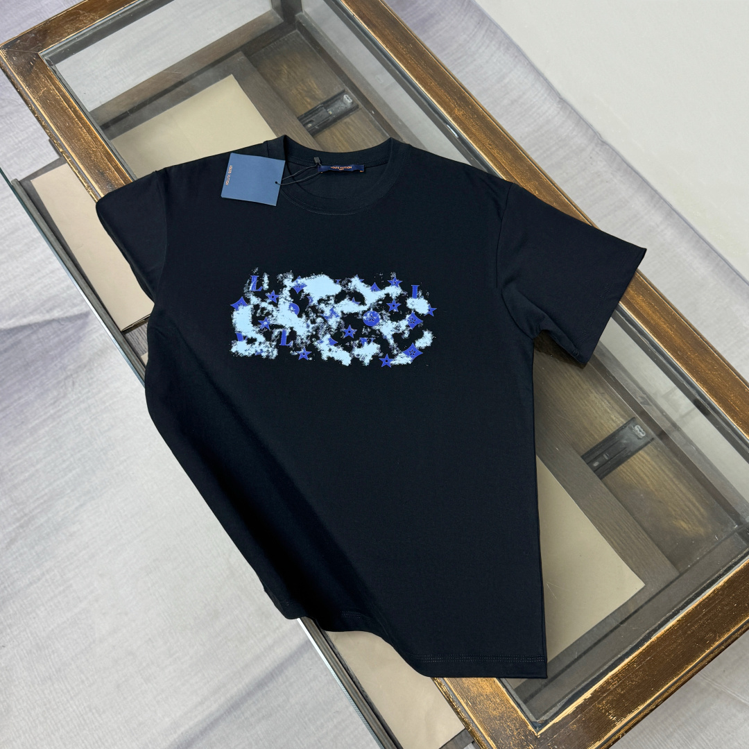weigou_179349_0_3d85ff6fba P75 D✨Louis vuitton/LV 路易威登 26SS最新款短袖T恤,绝对的顶级爆款,胸前立体印花logo图案精美,细节处处动人,非常独特的设计,大气,简约,基础,耐看,但又独具风格,结合了一款优质短袖的所有特点,百搭有型,轻松的就能营造各种风格!黄金比例的衣身裁剪设计,客供定制面料,亲肤透气,非常享受的穿着感,让人一看便觉得非常的高级不凡! 颜色:黑色 白色 码数:M L XL XXL XXXL(下单请报身高体重!)