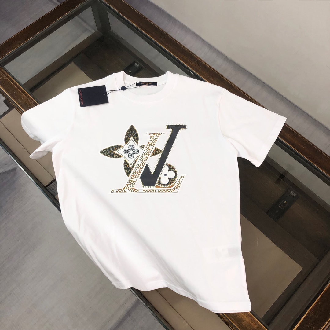 weigou_179377_0_fe2b6fb4f5 P75 💥 Louis vuitton/LV 25春夏最新款印花短袖圆领T恤~印花Logo精致升级~定制纯棉面料,极为亲肤舒适, 摸上去手感非常的柔软,质感很好,做工细致。完美体现立体感 符合品牌一贯的设计风格,整体非常不错!时尚品味T恤衫,而且内搭单穿都完全没问题!上身效果超赞👍 颜色:黑色 米白 码数: M-3XL( 下单请报身高体重)
