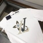 weigou_179377_1_b9df3d7989 P75 💥 Louis vuitton/LV 25春夏最新款印花短袖圆领T恤~印花Logo精致升级~定制纯棉面料,极为亲肤舒适, 摸上去手感非常的柔软,质感很好,做工细致。完美体现立体感 符合品牌一贯的设计风格,整体非常不错!时尚品味T恤衫,而且内搭单穿都完全没问题!上身效果超赞👍 颜色:黑色 米白 码数: M-3XL( 下单请报身高体重)